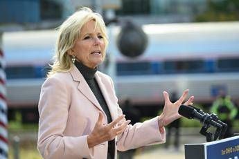 Elezioni Usa, ex capo staff Laura Bush: Jill Biden potrà essere prima working first lady Elezioni Usa, ex capo staff Laura Bush: Jill Biden potrà essere prima working first lady